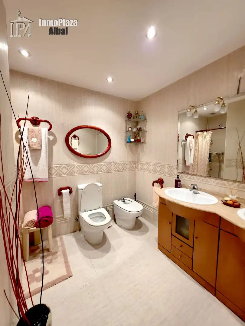 Baño de Dúplex en venta en Catarroja con Aire acondicionado, Trastero y Balcón