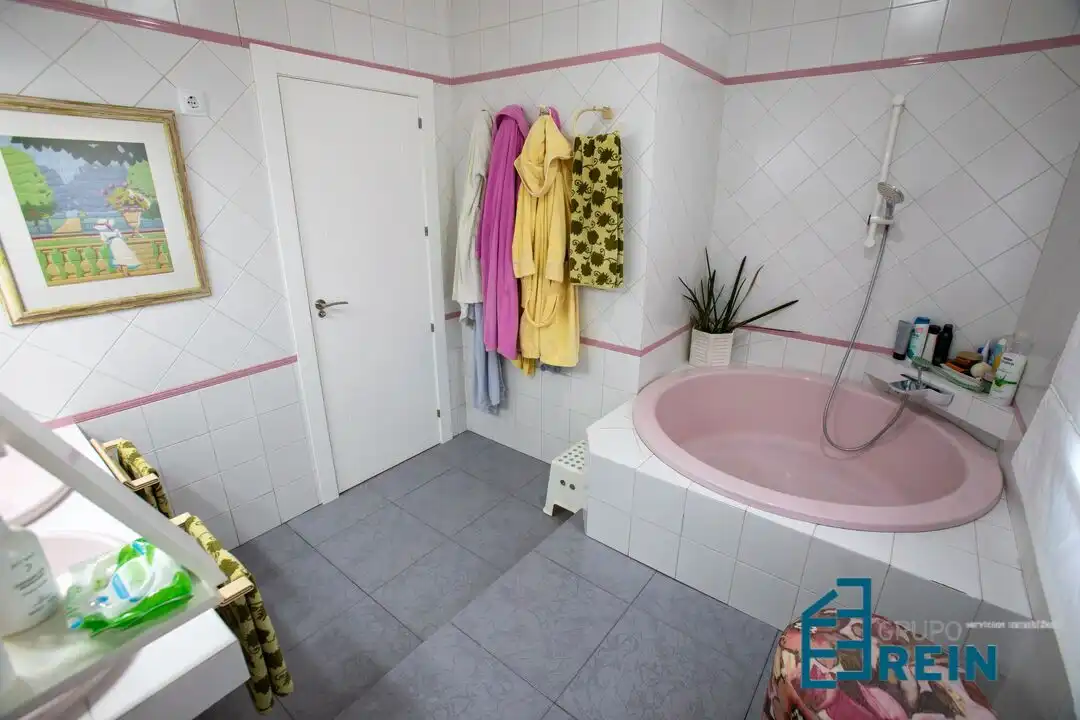 Bany de Casa o xalet en venda en Añover de Tajo amb Aire condicionat, Calefacció i Jardí privat