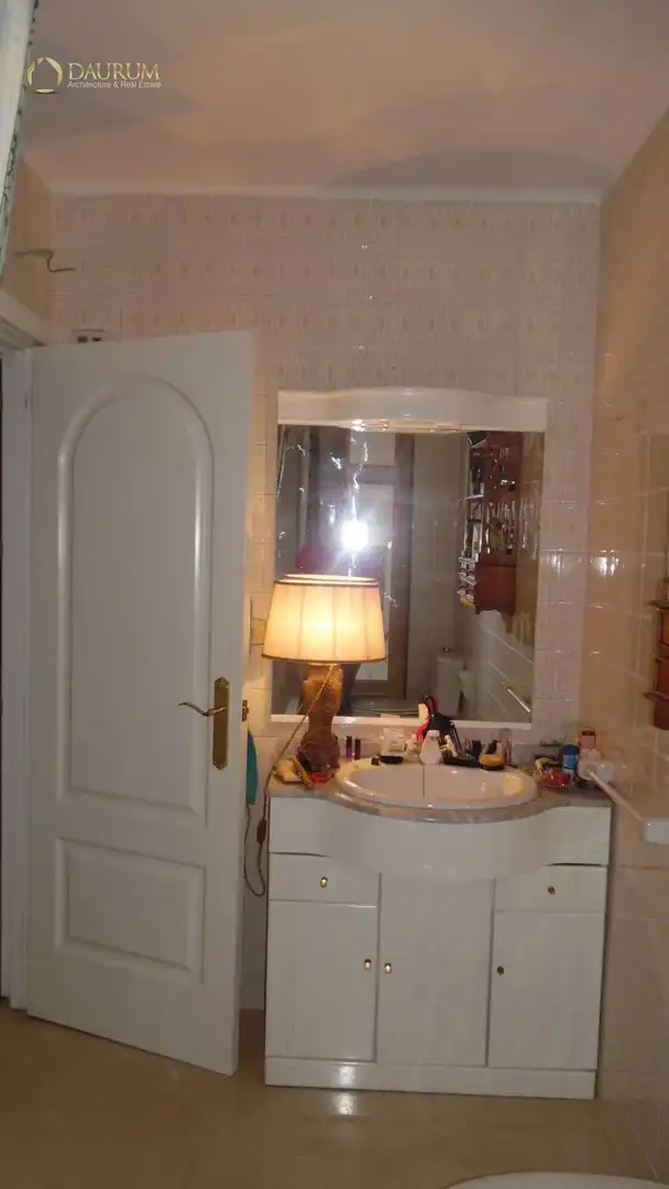 Bathroom of Flat for sale in Sevilla  with Air Conditioner, Heating and Terrace