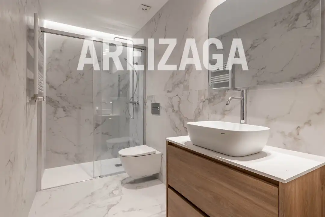 Baño de Piso en venta en Donostia - San Sebastián  con Calefacción, Terraza y Balcón