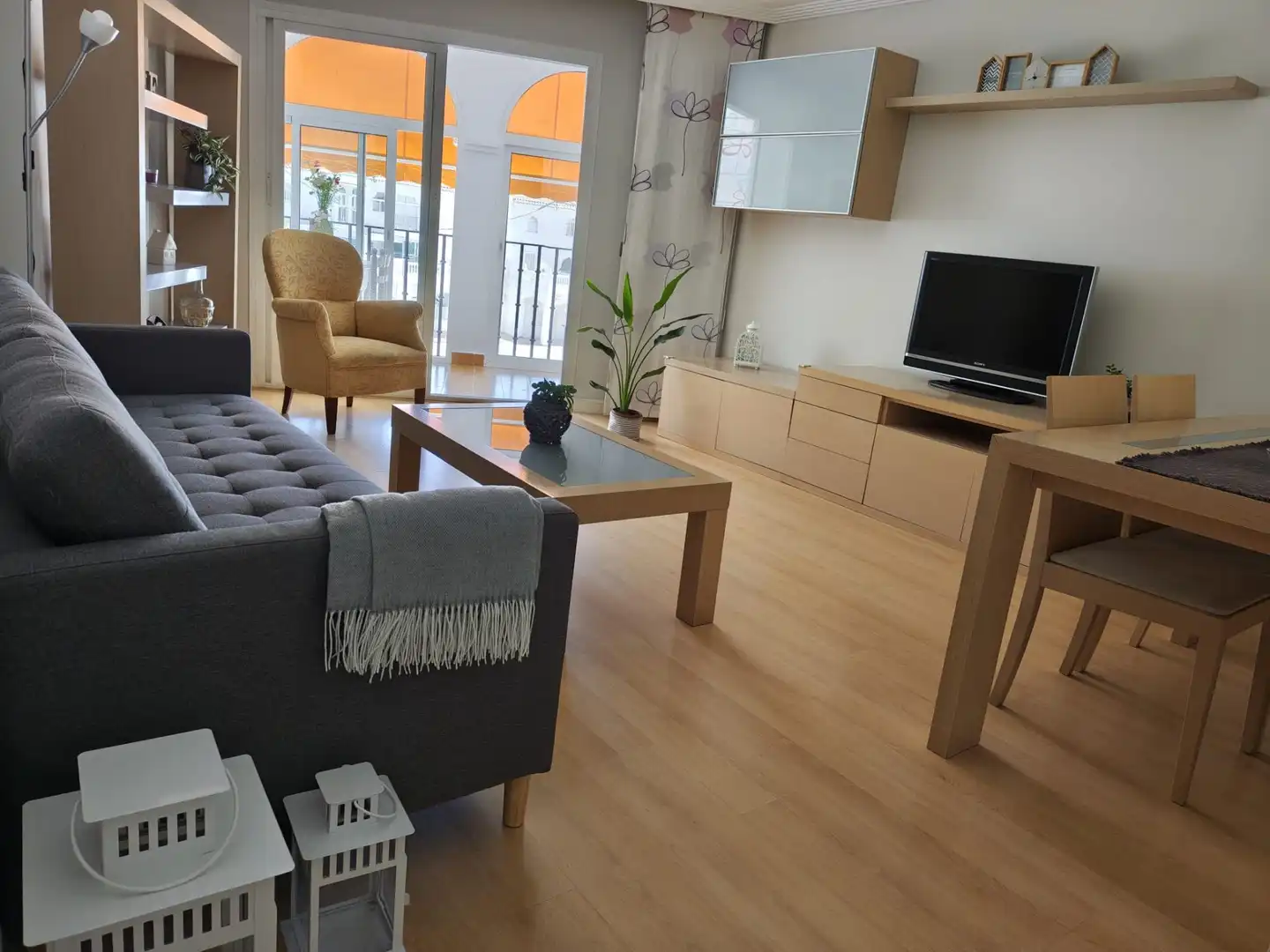 Sala de estar de Piso de alquiler en Benalmádena con Terraza y Piscina comunitaria
