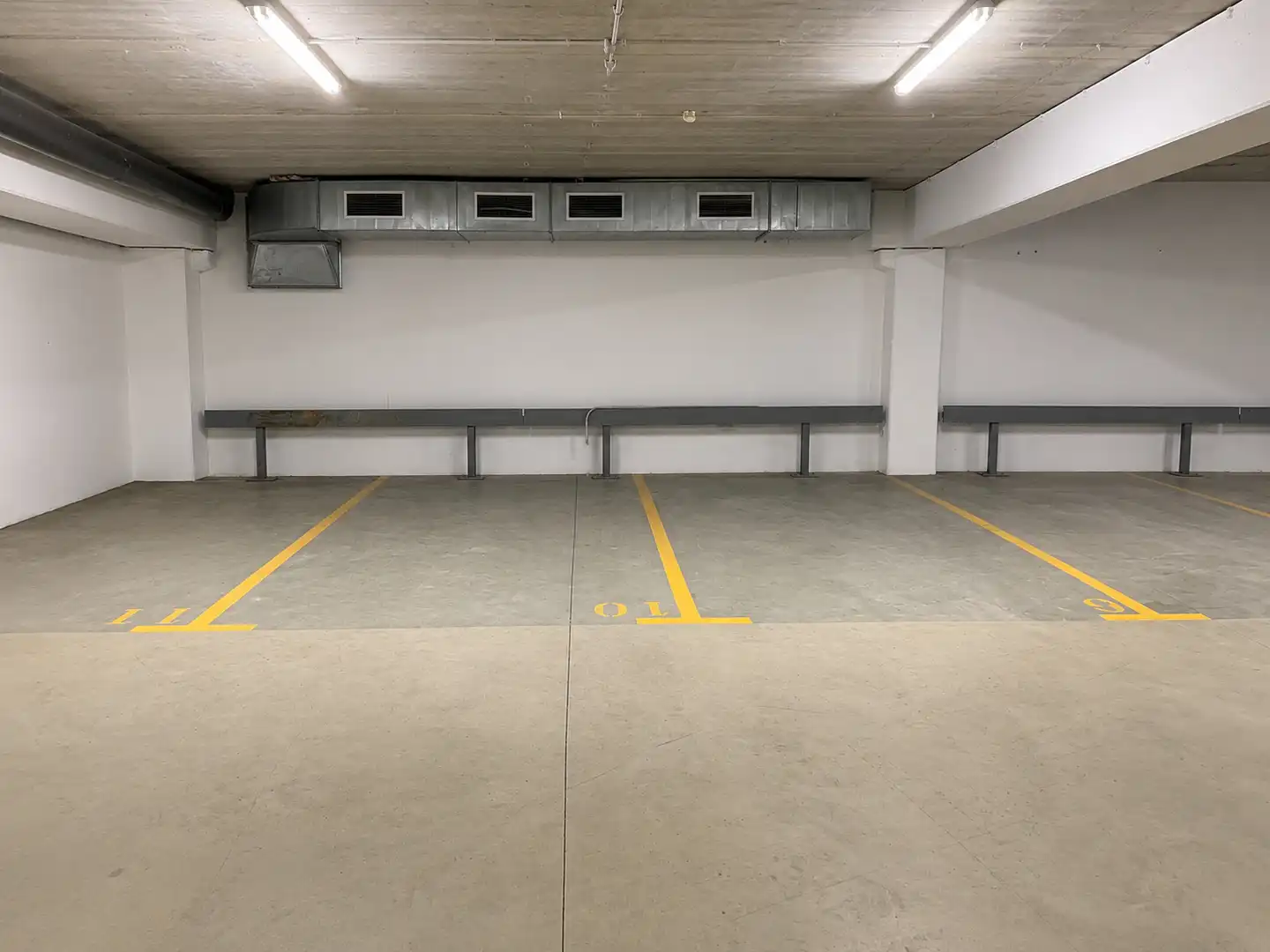 Parkplatz von Fabrikhallen zur Miete in Badalona mit Alarm