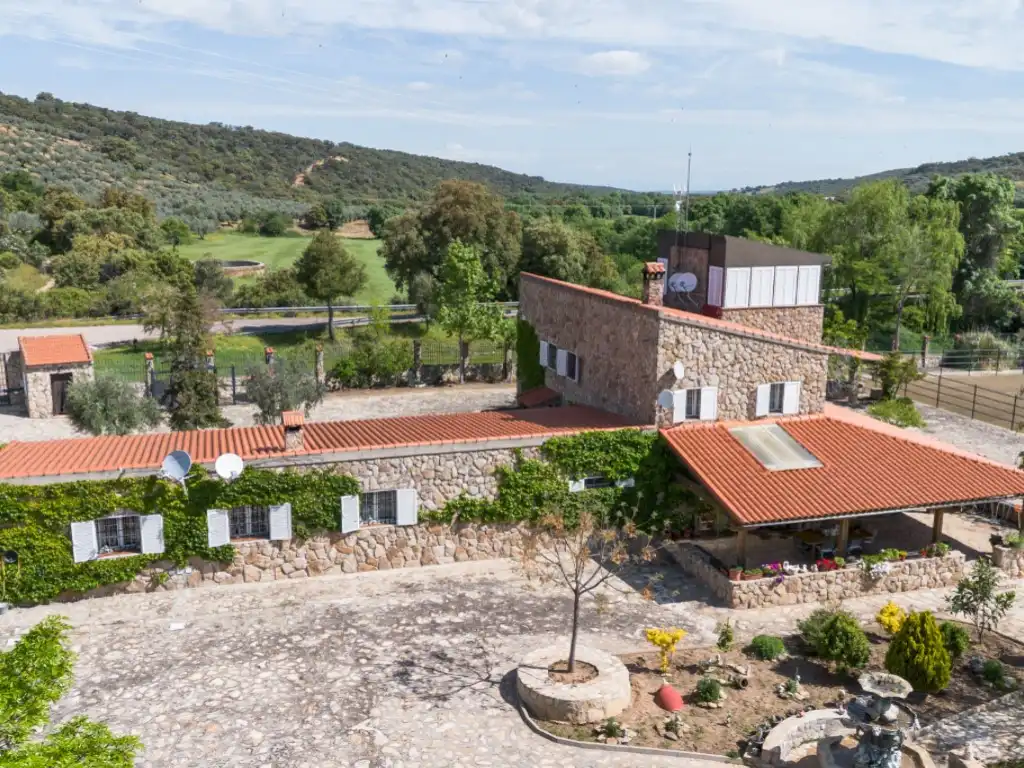 Vista exterior de Casa o chalet en venta en Espinoso del Rey con Terraza, Piscina y Amueblado