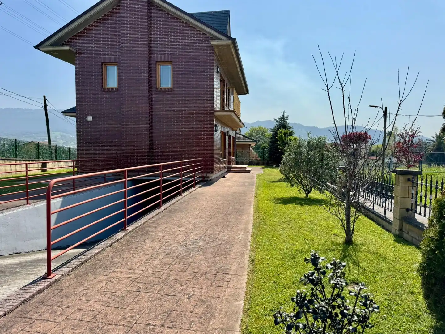 Vista exterior de Casa o xalet en venda en El Astillero   amb Calefacció, Jardí privat i Terrassa
