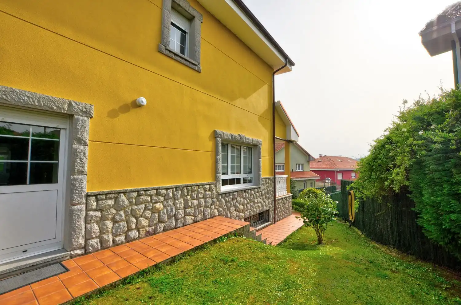 Vista exterior de Casa o chalet en venta en Avilés con Calefacción, Terraza y Trastero
