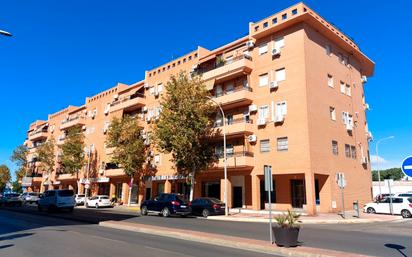 Vista exterior de Pis en venda en Dos Hermanas amb Aire condicionat, Terrassa i Traster