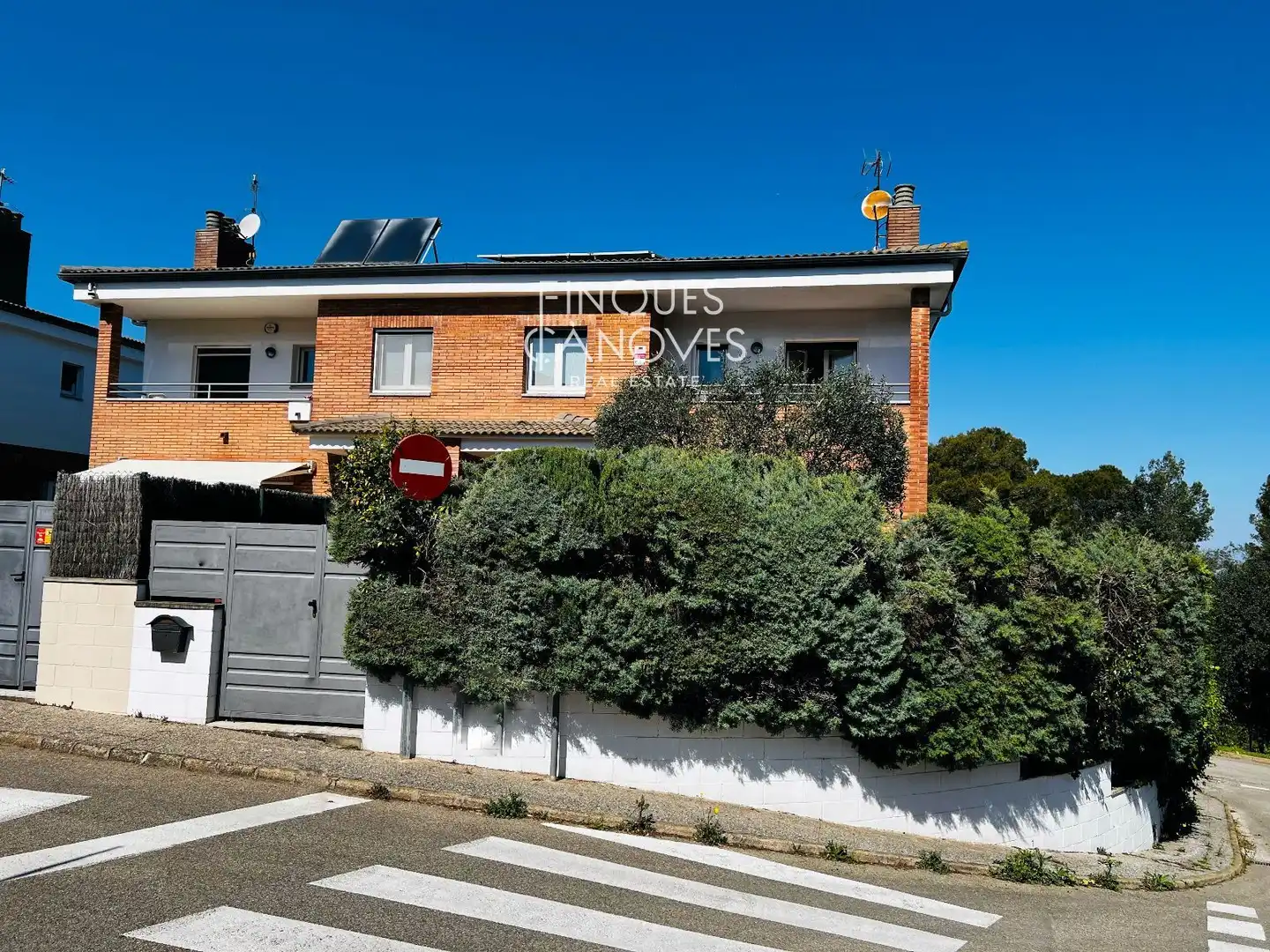 Vista exterior de Casa adosada en venta en Girona con Aire acondicionado, Calefacción y Jardín privado