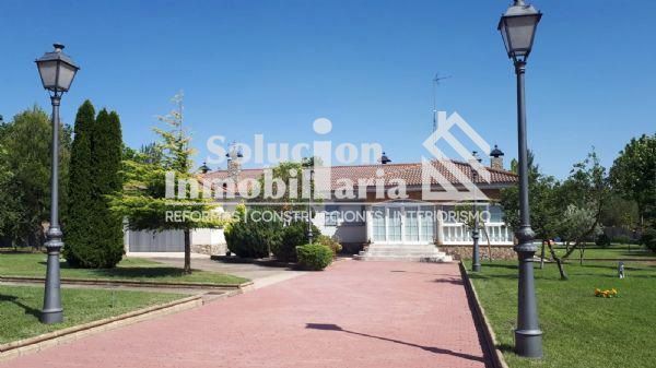Exterior view of House or chalet for sale in Villares de la Reina  with Heating and Swimming Pool