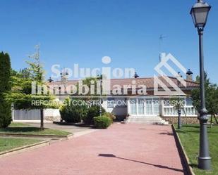 Exterior view of House or chalet for sale in Calzada de Valdunciel  with Swimming Pool