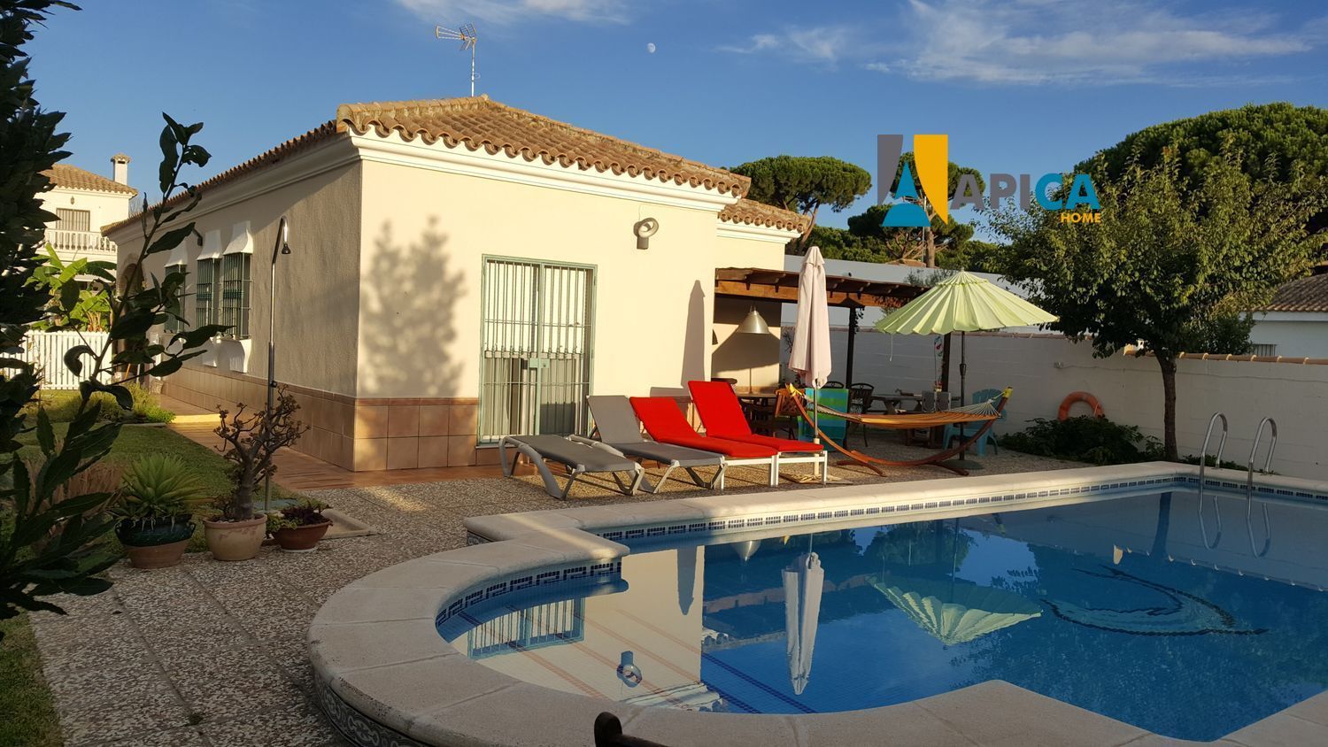 Vista exterior de Casa o chalet en venta en Chiclana de la Frontera con Aire acondicionado, Trastero y Piscina