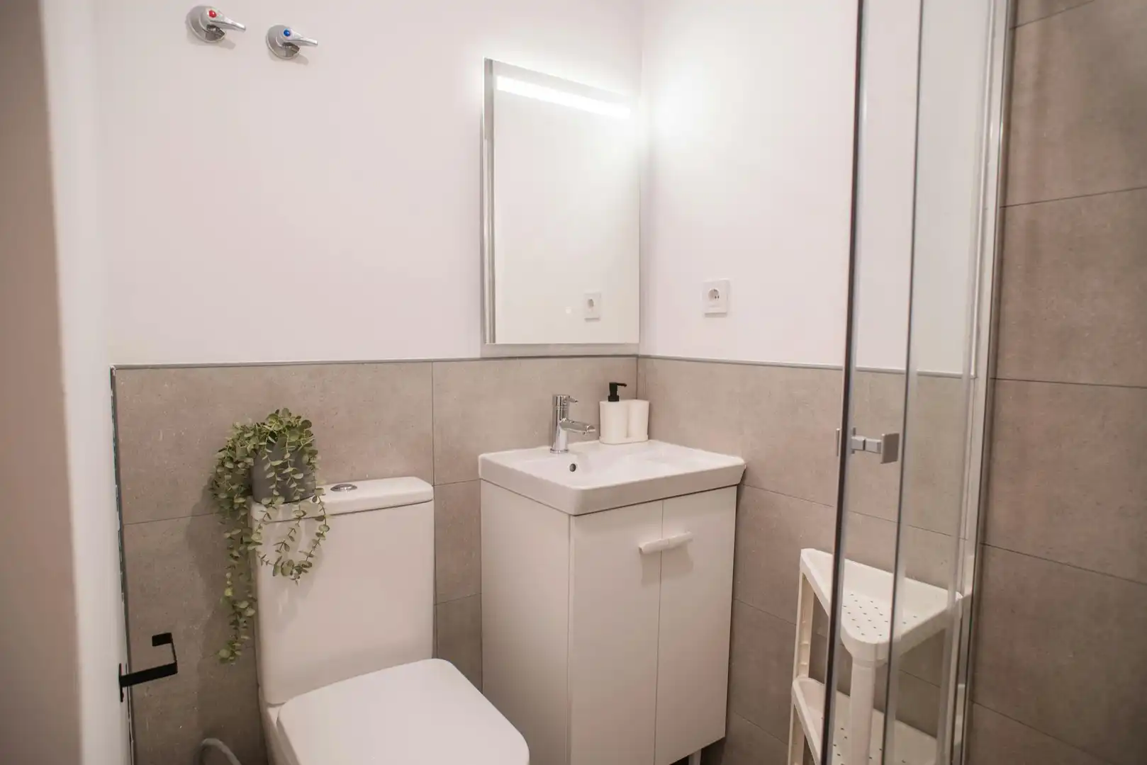 Bathroom of Flat for share in Valencia  with Washing machine