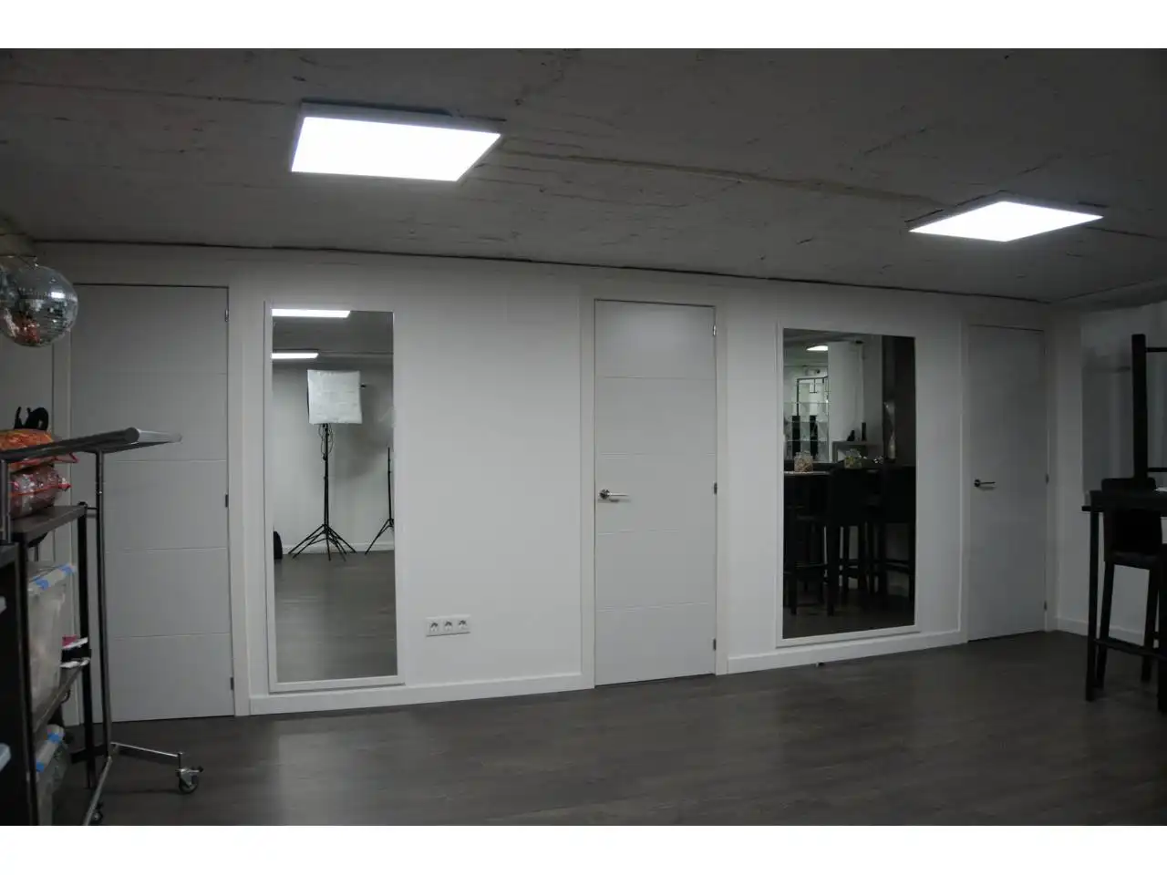Commercial properties for rent in Manresa  with Air Conditioner and Alarm