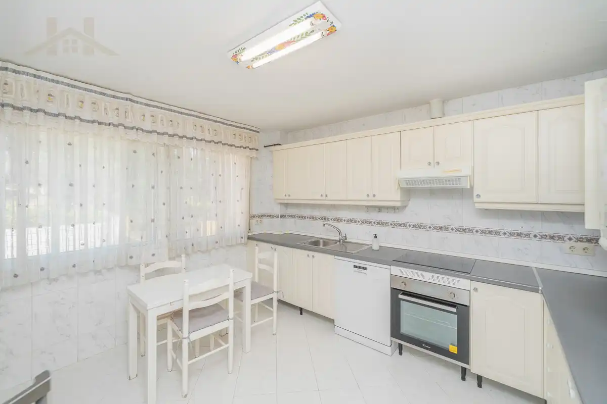 Cocina de Casa adosada en venta en Torrelodones con Aire acondicionado, Calefacción y Jardín privado