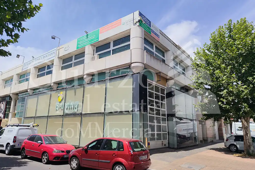 Vista exterior de Local en venta en Alcalá de Henares