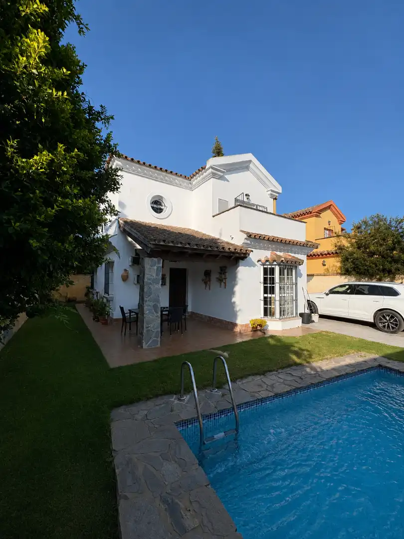 Vista exterior de Casa o xalet en venda en Sanlúcar de Barrameda amb Aire condicionat, Jardí privat i Piscina