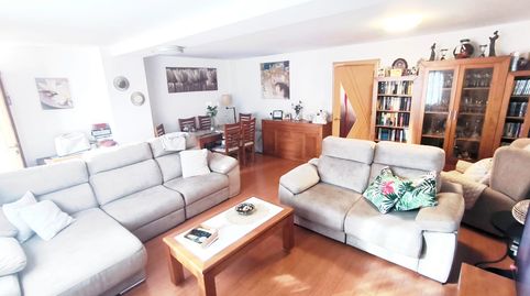 Gran casa adosada de 3 plantas con 4 dormitorios, garaje y gran patio. Reformada