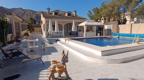 CHALET CON PARCELA Y PISCINA PRIVADA