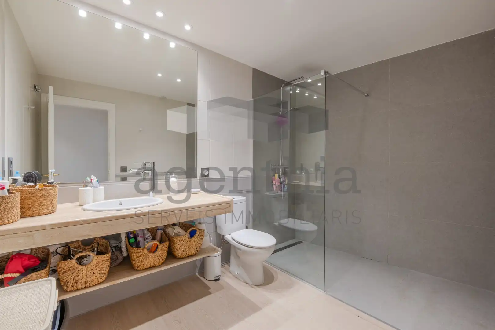 Bathroom of Flat for sale in Girona  with Air Conditioner, Heating and Balcony