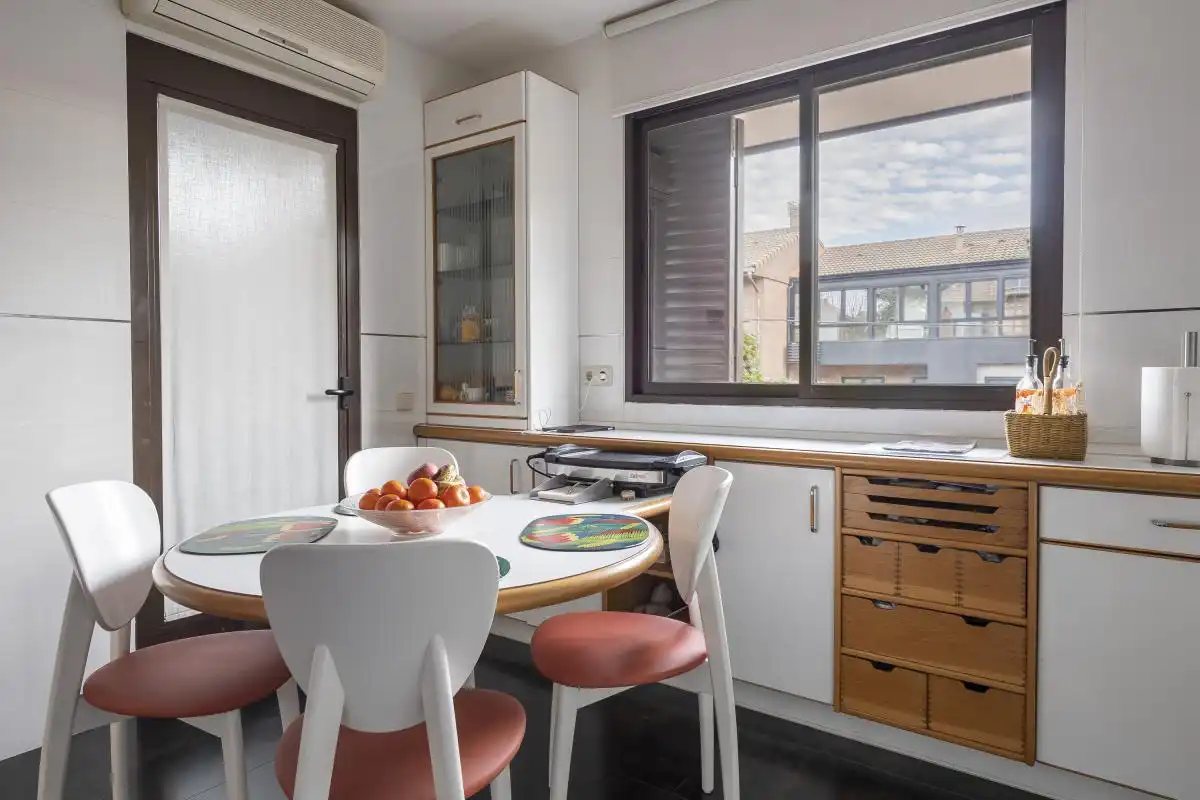 Cocina de Casa adosada en venta en Madrid con Aire acondicionado, Calefacción y Jardín privado
