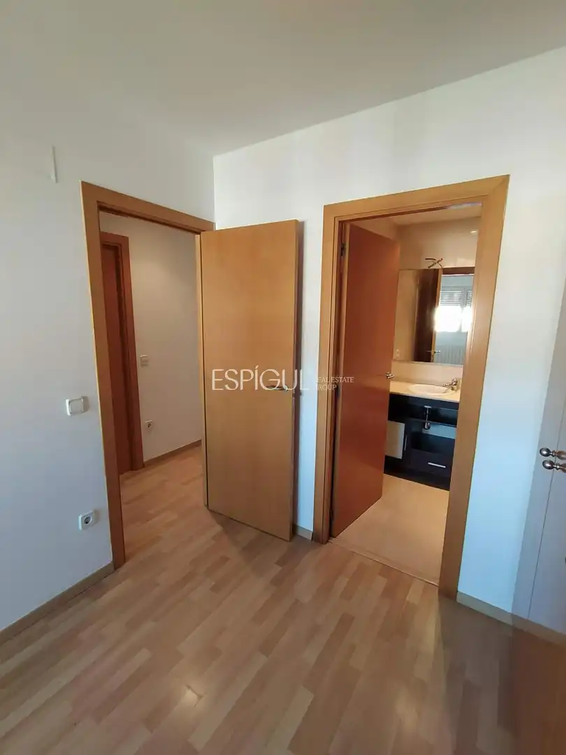 Schlafzimmer von Maisonette zum Verkauf in Girona mit Klimaanlage, Heizung und Parkett
