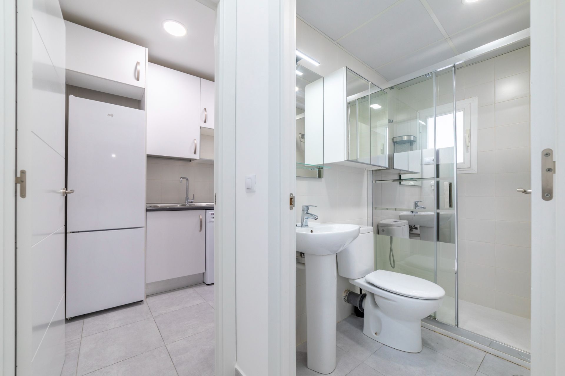 Bathroom of Flat to rent in Getafe  with Air Conditioner, Heating and Washing machine