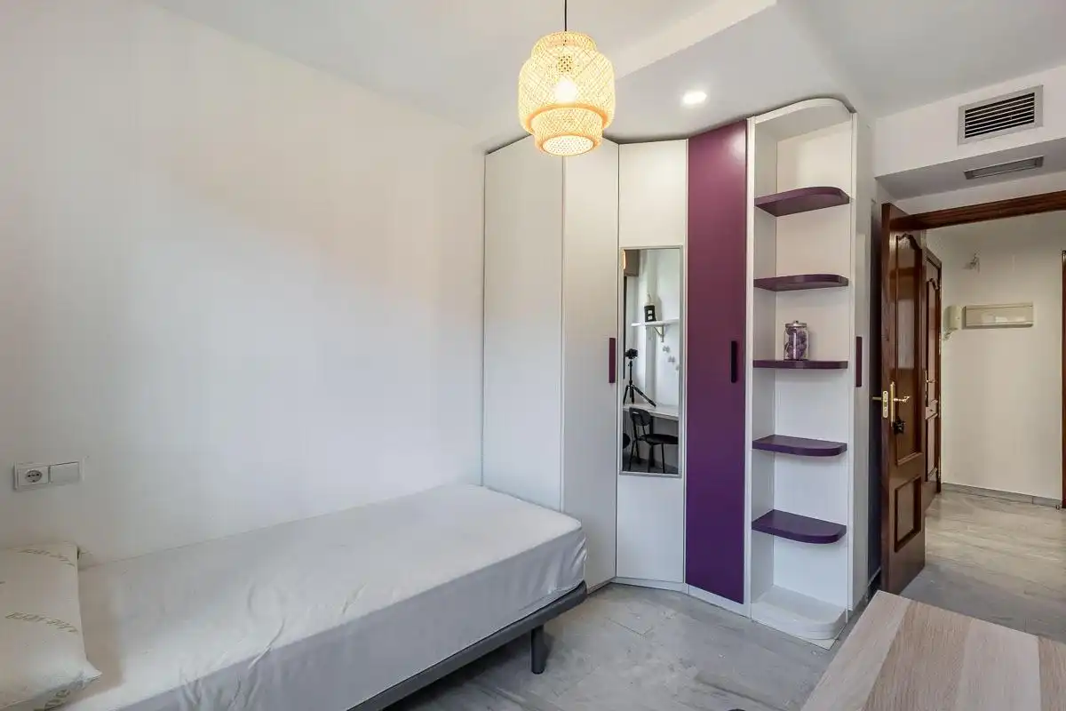 Bedroom of Flat for sale in Granada  with Air Conditioner, Heating and Community pool