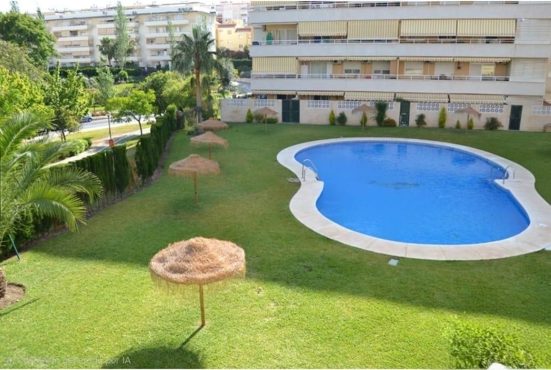 Piscina de Pis en venda en Benalmádena amb Aire condicionat, Jardí privat i Terrassa