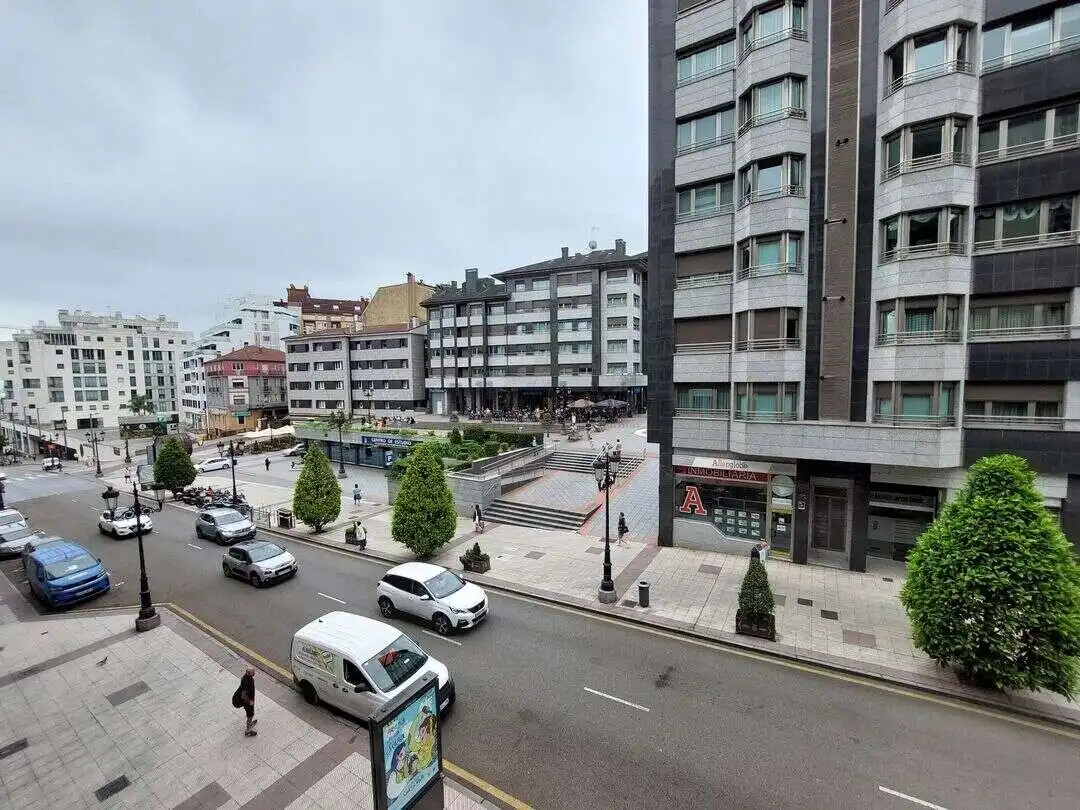 Vista exterior de Piso de alquiler en Oviedo  con Calefacción y Balcón