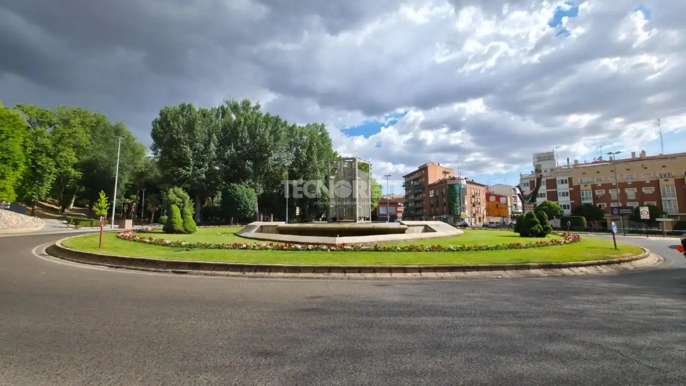 Vista exterior de Piso en venta en Guadalajara con Calefacción y Parquet