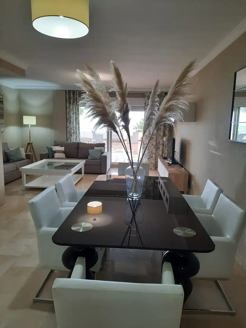 Comedor de Apartamento de alquiler en Estepona con Aire acondicionado, Terraza y Piscina