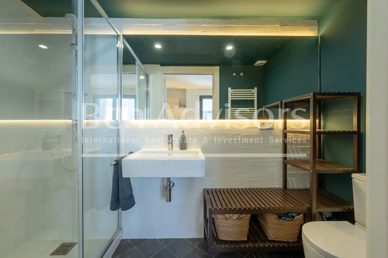 Badezimmer von Dachboden zum Verkauf in Barcelona mit Klimaanlage, Heizung und Parkett