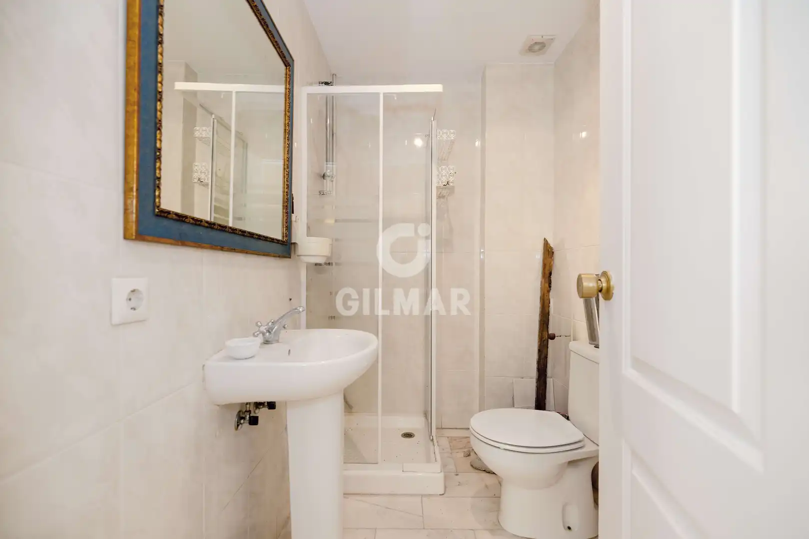 Baño de Local en venta en Marbella con Calefacción