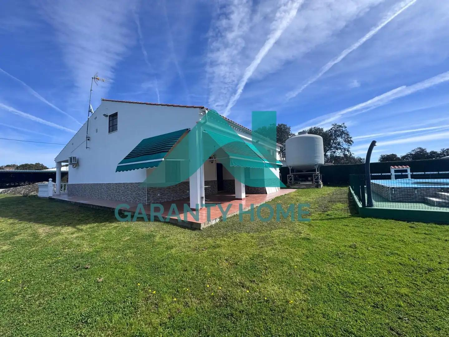 Vista exterior de Casa o xalet en venda en Cáceres amb Calefacció, Jardí privat i Traster