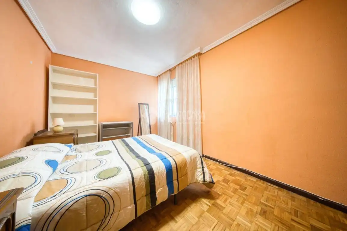 Bedroom of Flat for sale in Valladolid  with Heating, Parquet flooring and Furnished