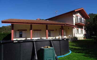 Außenansicht von Haus oder Chalet zum verkauf in Castro-Urdiales mit Schwimmbad und Balkon