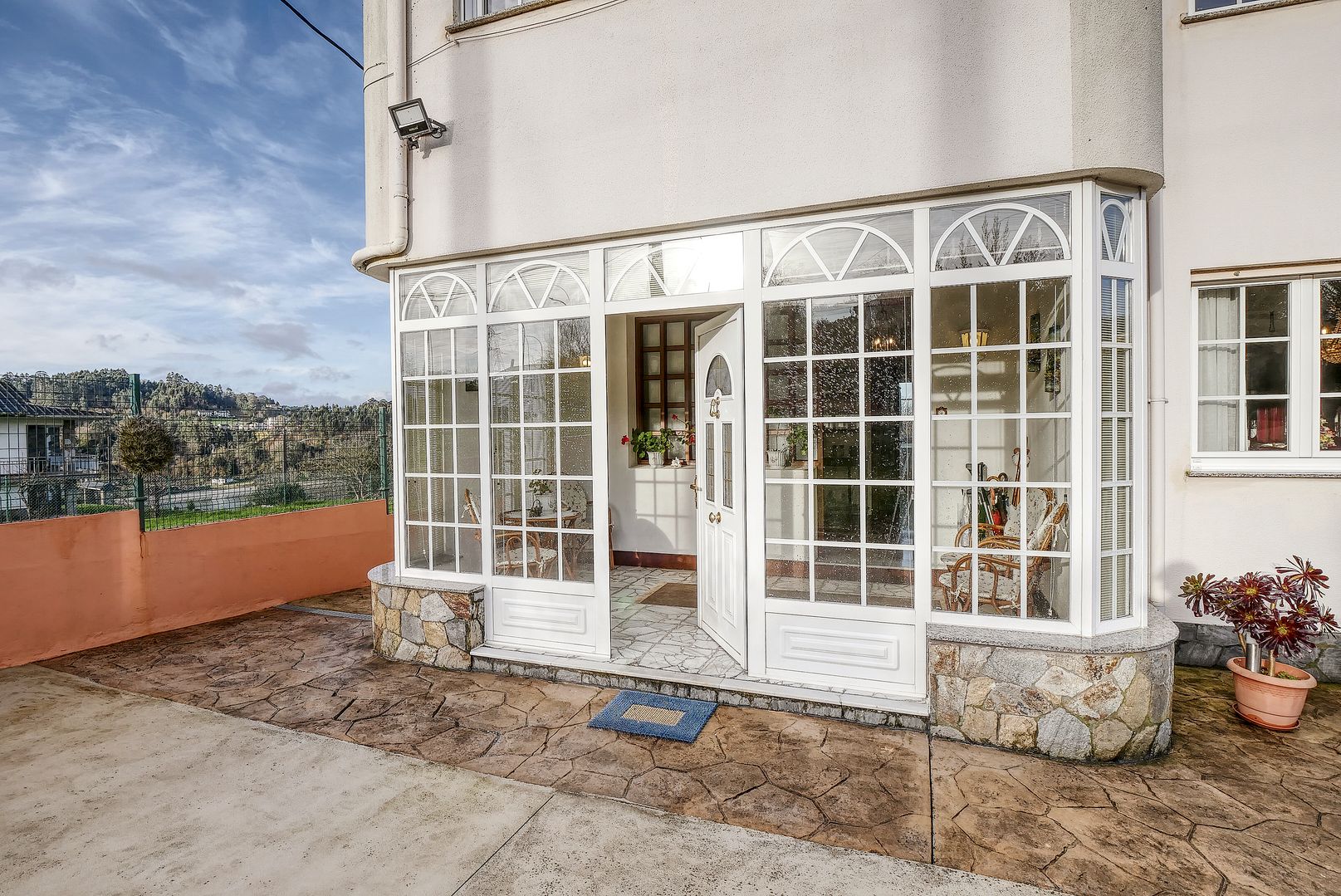 Vista exterior de Casa o xalet en venda en Bergondo amb Calefacció, Jardí privat i Forn