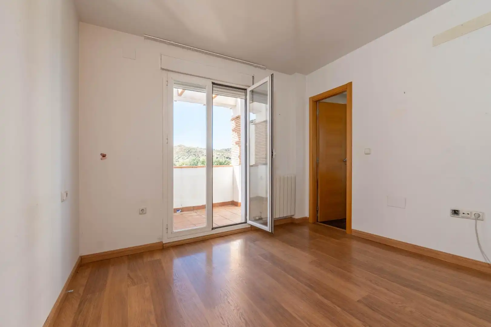 Habitación de Casa adosada en venta en Cenes de la Vega con Aire acondicionado, Calefacción y Jardín privado
