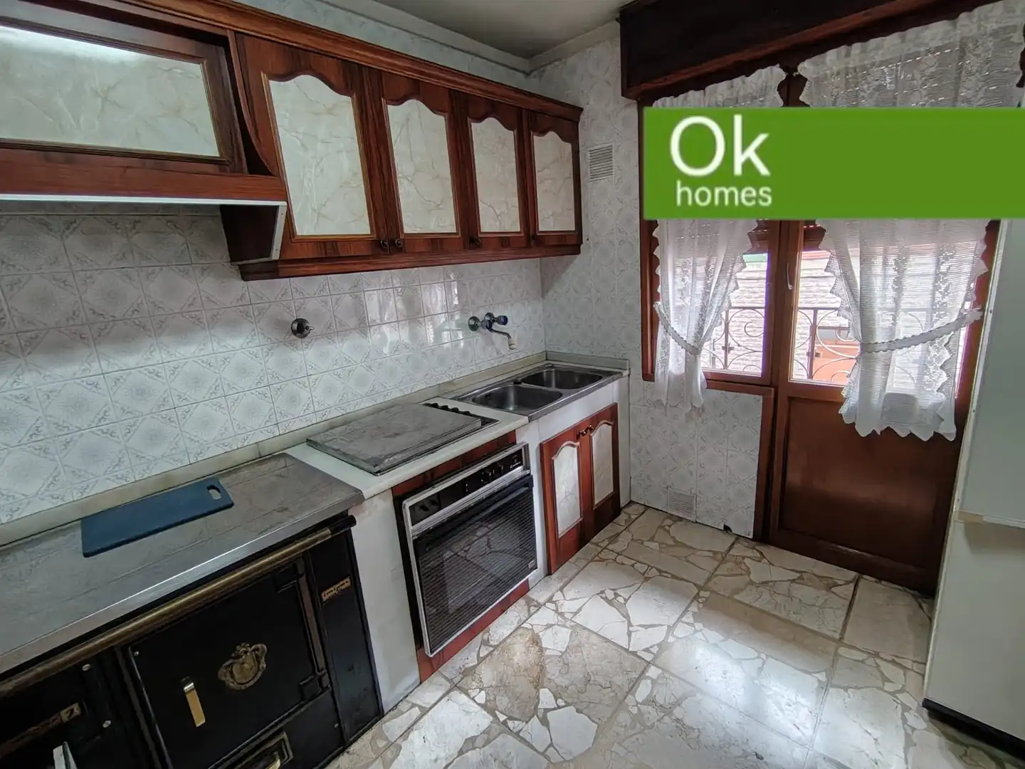 Cuina de Casa adosada en venda en San Martín del Rey Aurelio amb Calefacció, Parquet i Terrassa