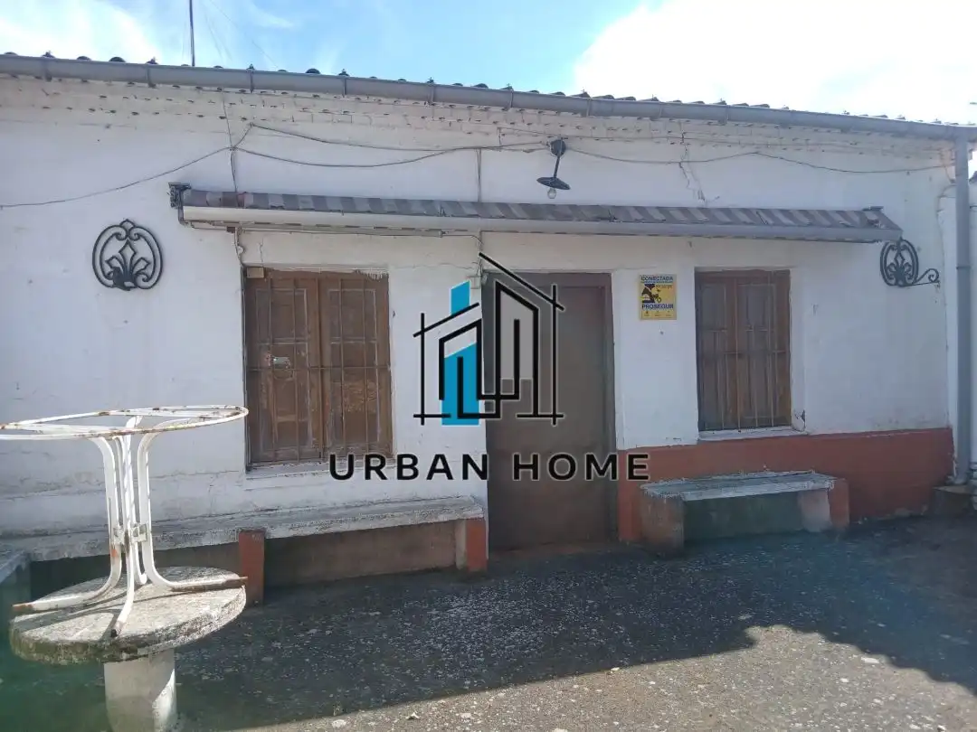 Vista exterior de Casa o xalet en venda en León Capital  amb Calefacció i Jardí privat