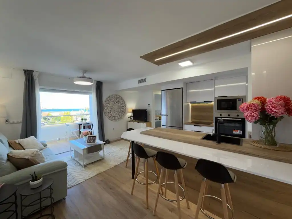 Sala d'estar de Apartament en venda en Torrevieja amb Aire condicionat, Jardí privat i Piscina