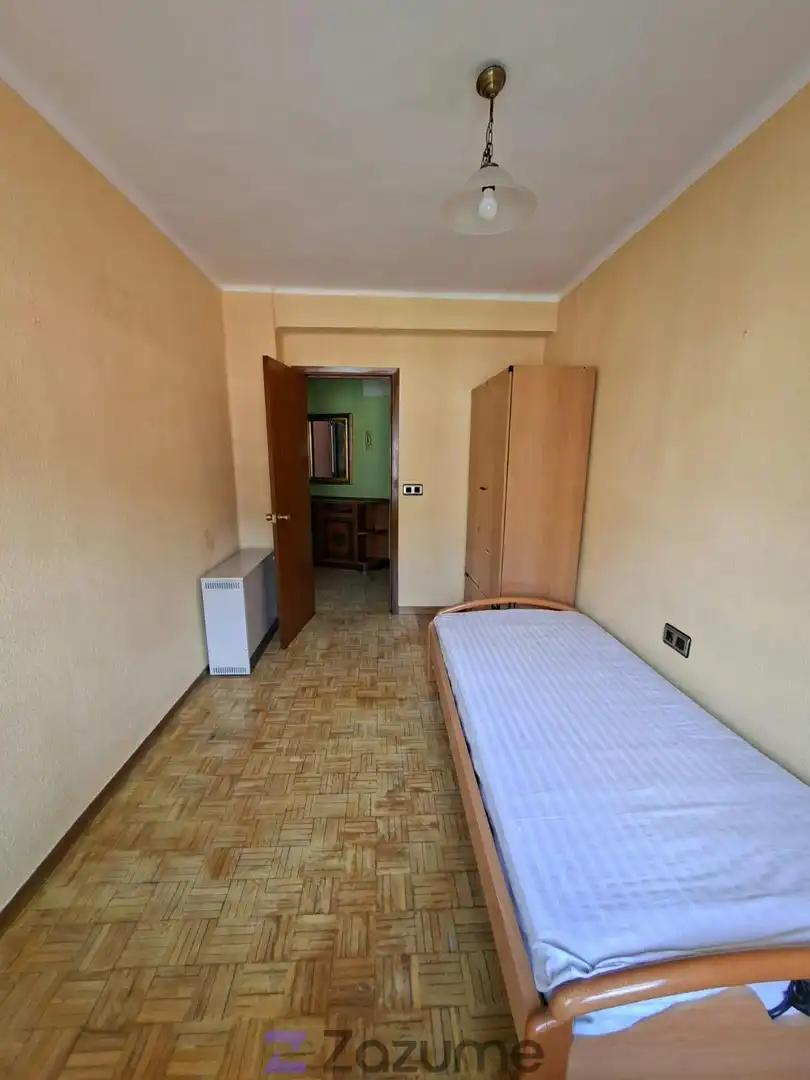 Bedroom of Flat for rent in Ponferrada  with Heating, Parquet flooring and Furnished