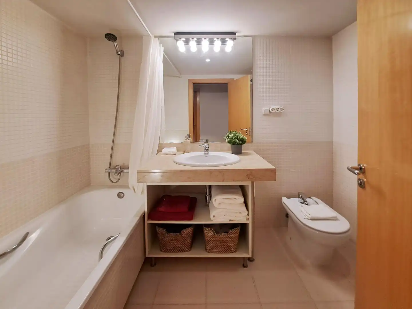 Badezimmer von Wohnungen zur Miete in Girona mit Klimaanlage, Heizung und Abstellraum