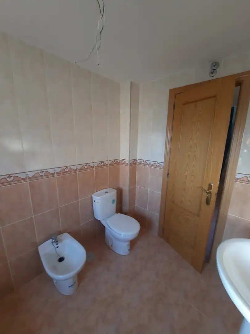 Badezimmer von Einfamilien-Reihenhaus zum Verkauf in Lillo mit Heizung und Möbliert