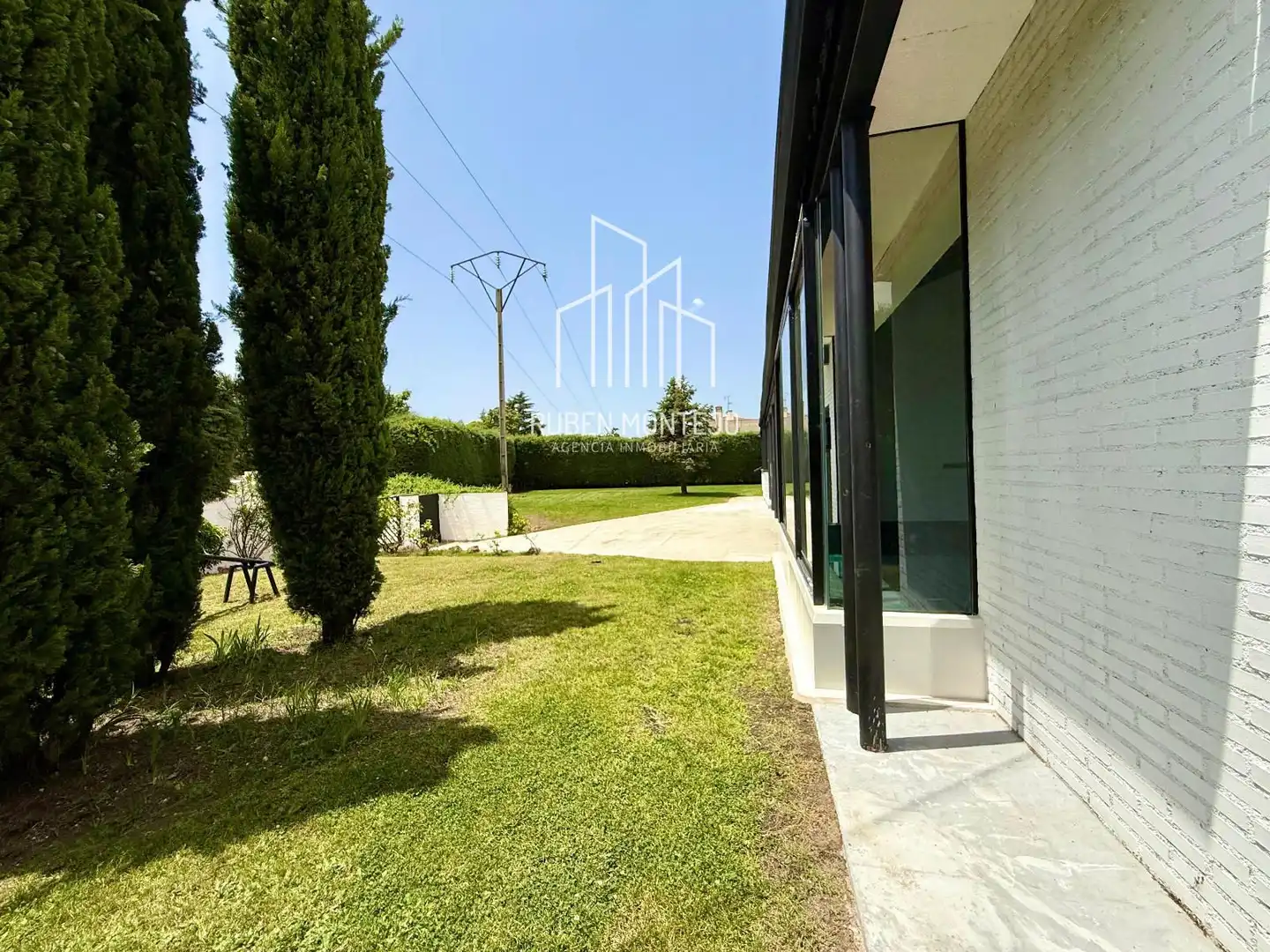 Vista exterior de Casa o xalet en venda en Carbajosa de la Sagrada amb Calefacció, Jardí privat i Piscina