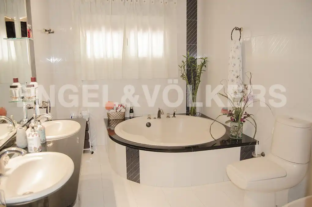 Bathroom of Houses for sale in El Escorial  with Heating, Private garden and Terrace