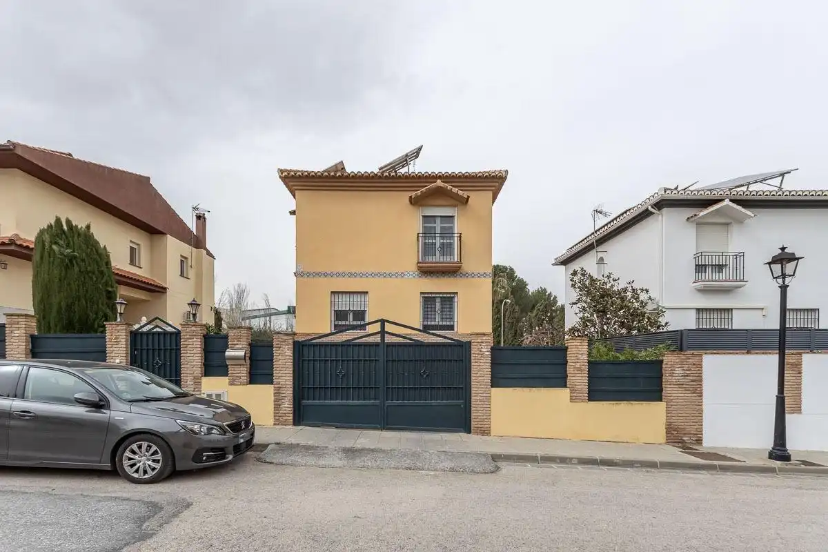 Vista exterior de Casa adosada en venda en Alhendín amb Jardí privat i Piscina