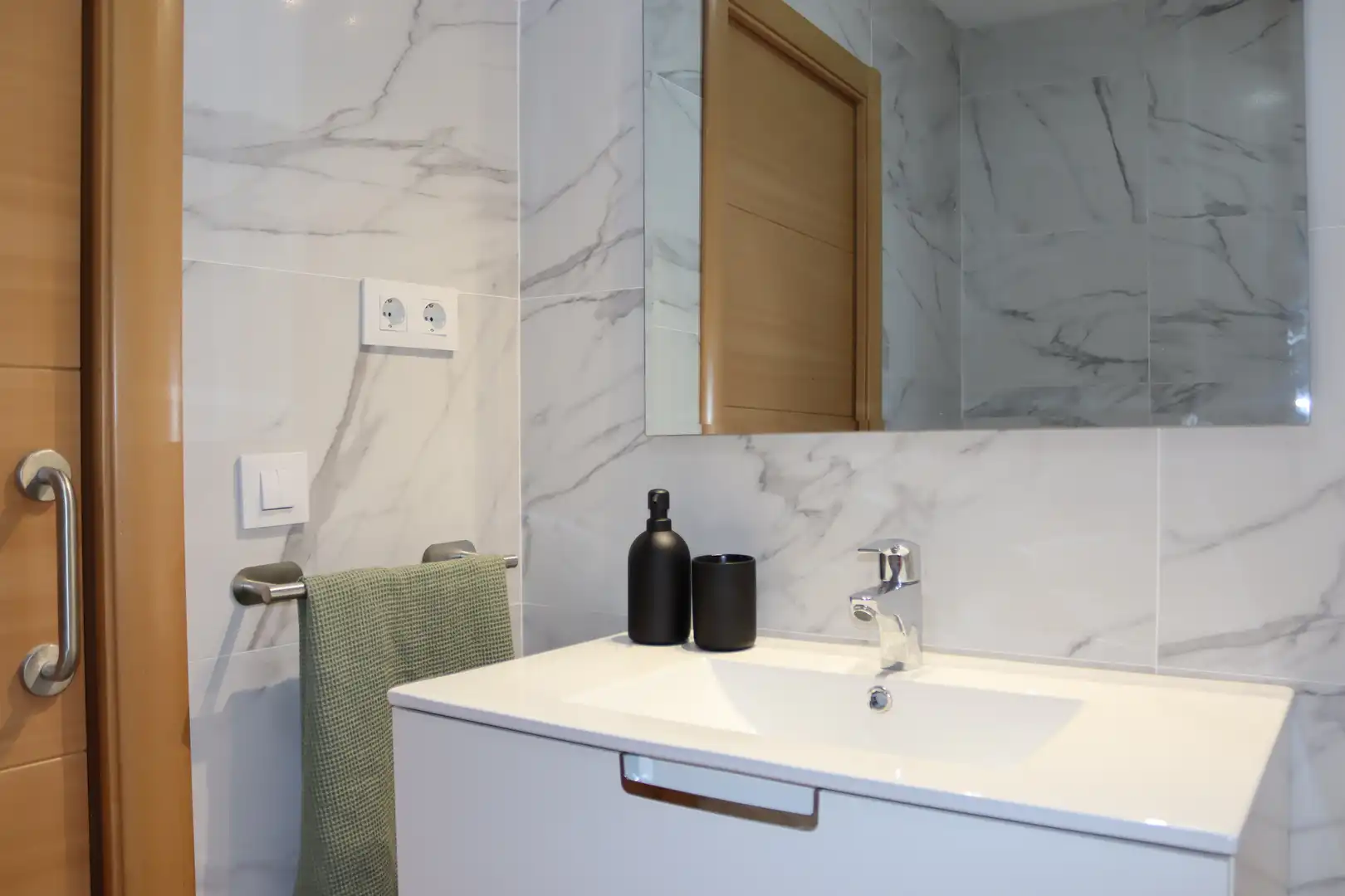Badezimmer von Erdgeschoss zum Verkauf in Barcelona mit Terrasse