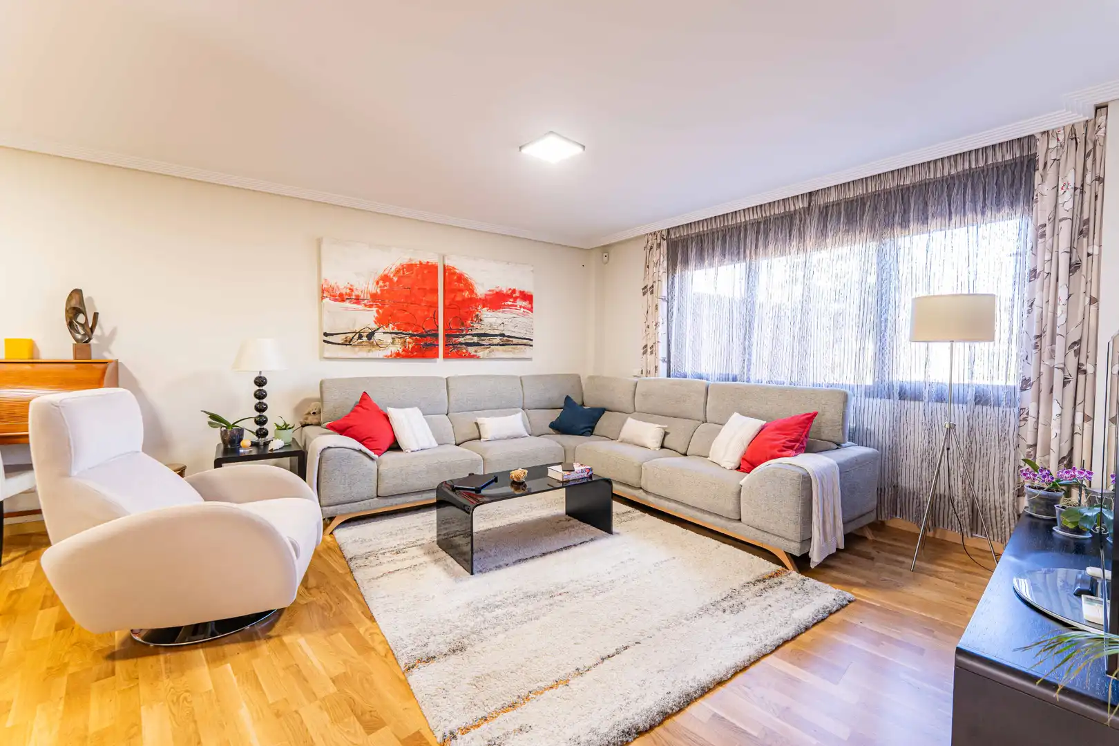 Sala d'estar de Casa adosada en venda en Torrelodones amb Aire condicionat, Calefacció i Jardí privat