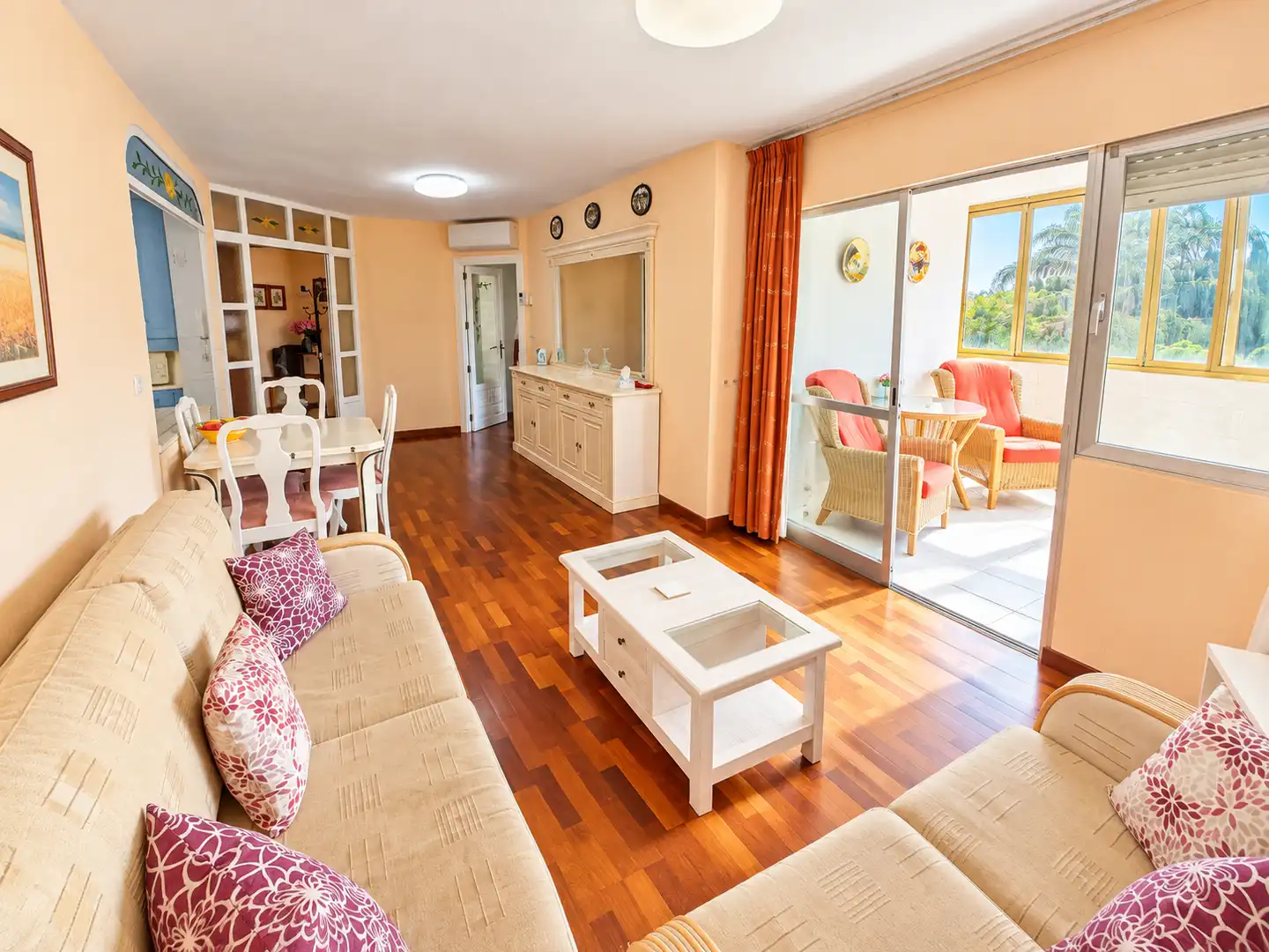 Sala d'estar de Apartament en venda en Torremolinos amb Aire condicionat, Terrassa i Moblat