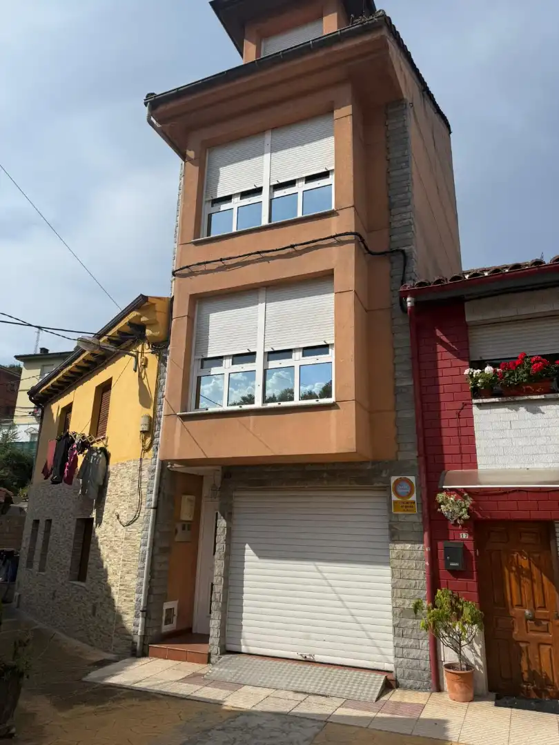 Vista exterior de Casa adosada en venda en Oviedo  amb Calefacció, Parquet i Traster